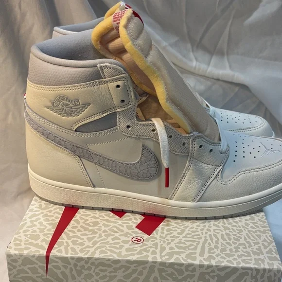 Nike Air Jordan 1 Retro High OGIH4363-100 Sneakers in Cream and Red